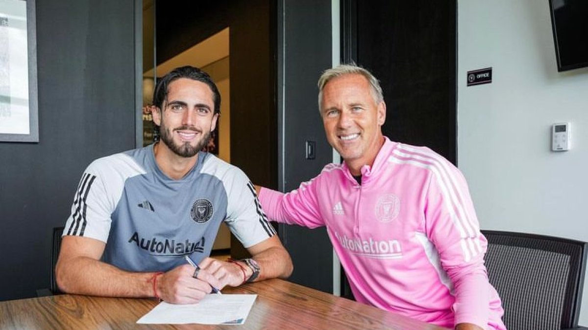 Campana firmando su renovación.