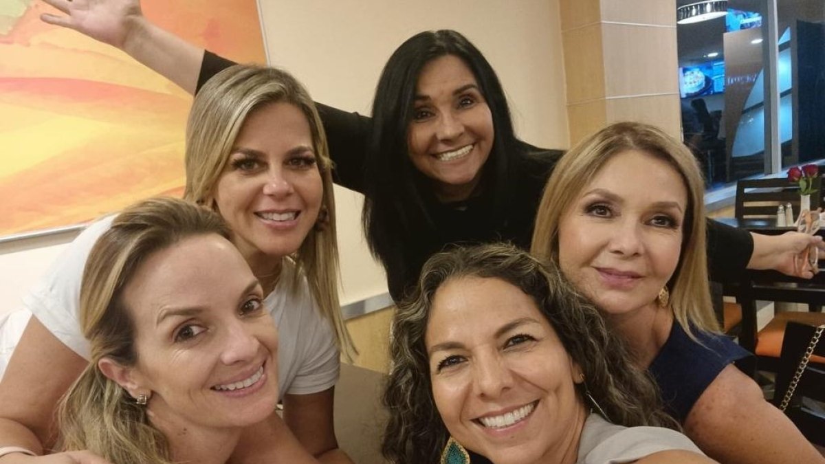 Ana María Serrano con La Nena, Ana Buljubasich, Rocío Cedeño y Érika Segale.