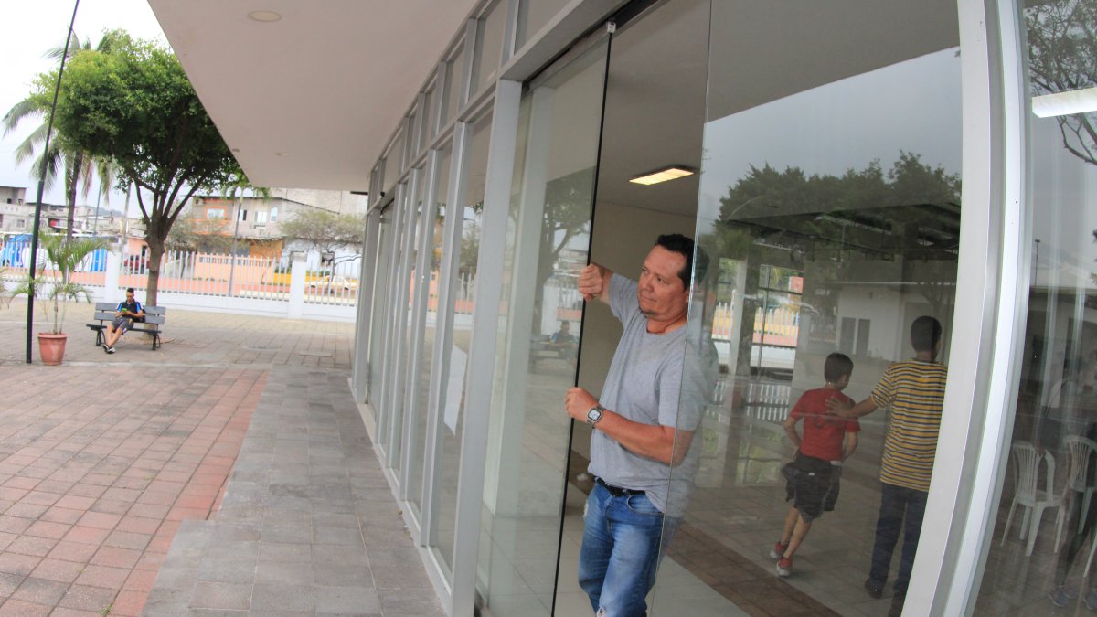 En el centro municipal de Arte 'María Eugenia Puig Lince' incluso se registran daños en las puertas.