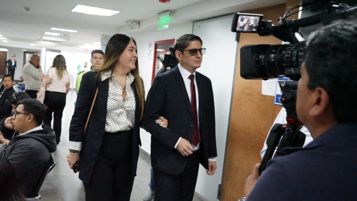 Diligencia. Walter Macías llegó a la Unidad de la Familia acompañado de su esposa para escuchar el fallo.