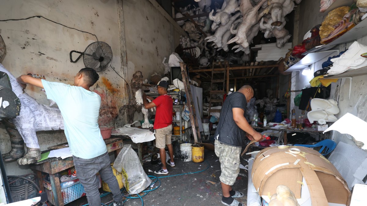 Los artesanos de monigotes de la calle Seis de Marzo trabajan intensamente en sus talleres, pero en horarios diferentes a los de años anteriores, debido a la inseguridad.