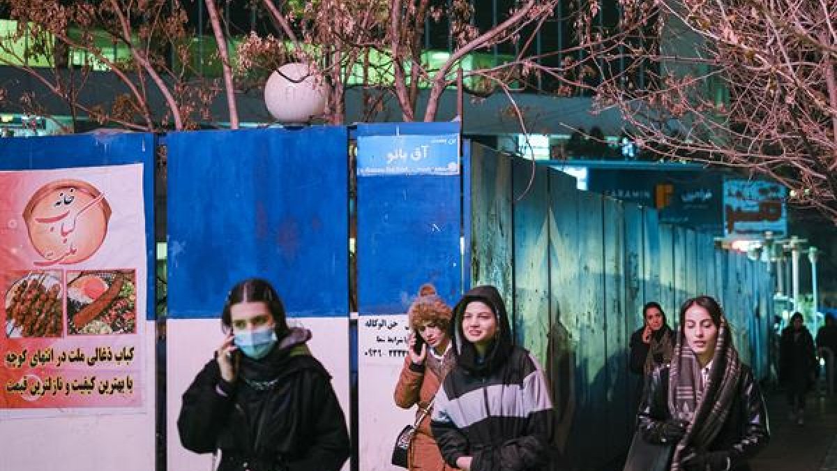 Imagen de archivo de un grupo de jóvenes camina por Teherán.