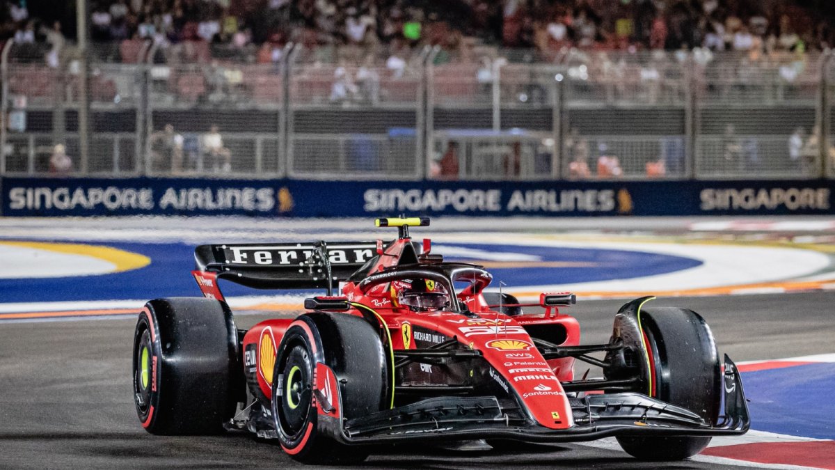 Carlos Sainz con su Ferrari fue el destacado de la jornada de ayer