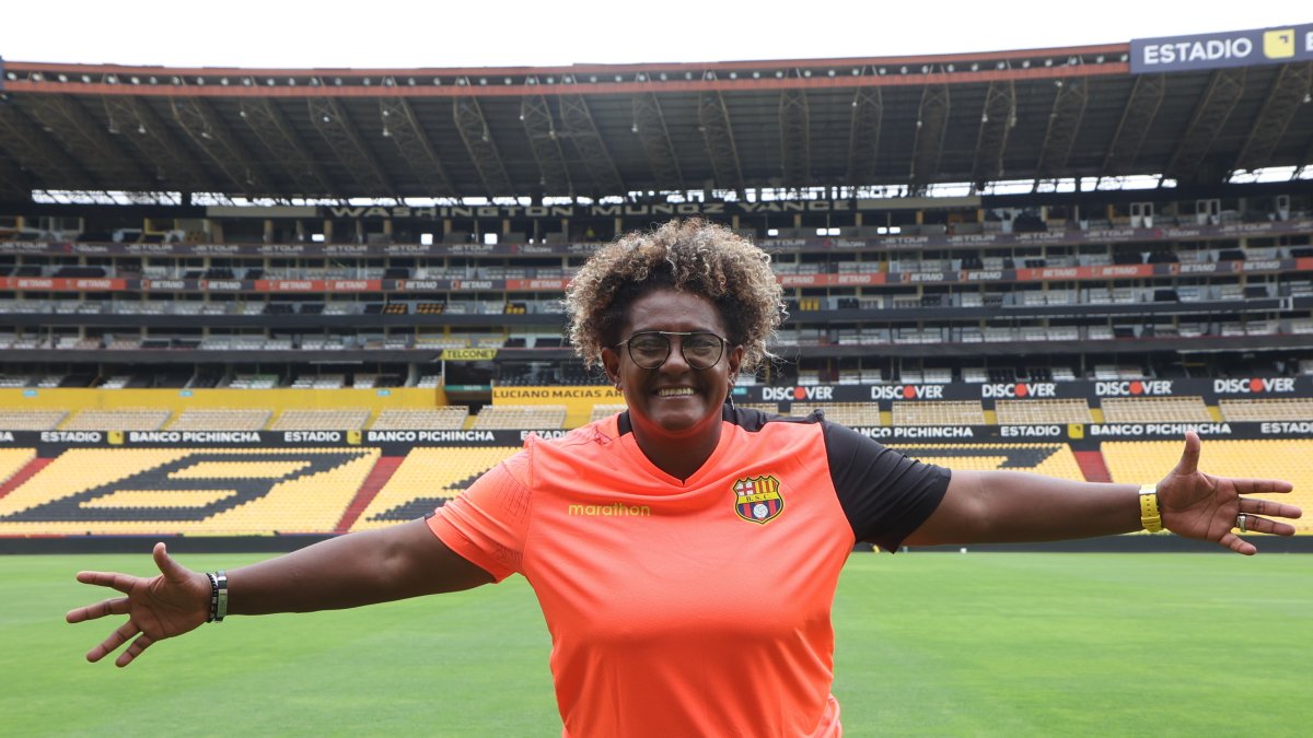 Wendy Villón la entrenadora que le dio a Barcelona, su primer título de Superliga femenina.