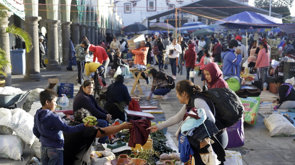 Tradición. Personas participan en el trueque milenario en el municipio de San Pedro Cholula (Puebla, México).