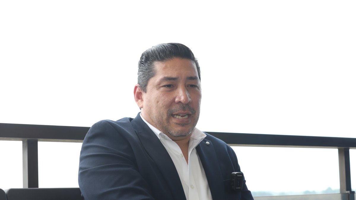 Carlos Morán, exfutbolista, es el director municipal de Deportes.  Antes de ser funcionario municipal, fue coordinador de la Zona 8 del Ministerio del Deporte.