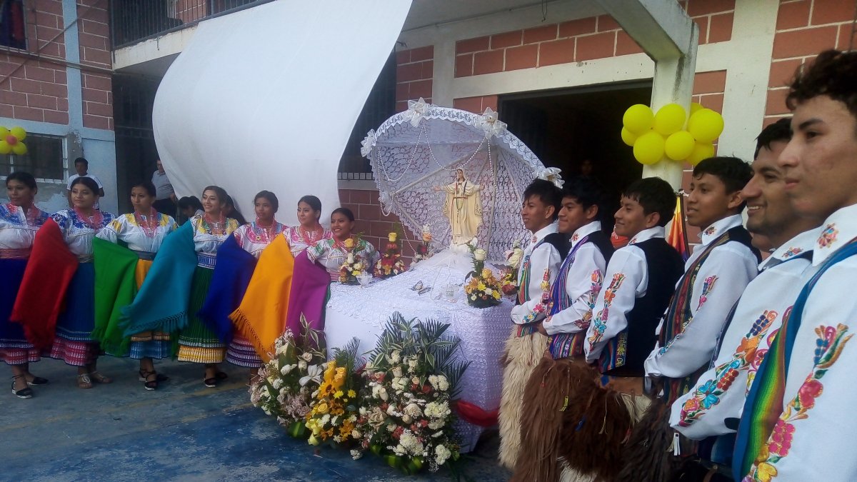 Actos. Estudiantes y grupos folclóricos cumplen el homenaje a la Virgen.