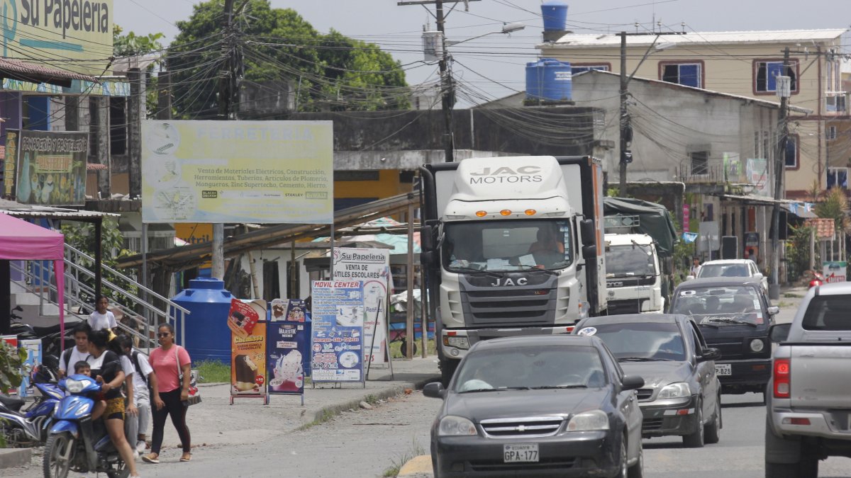 Ruralidad. La vía principal que atraviesa el recinto El Piedrero, lugar que está en medio de Guayas y Cañar.