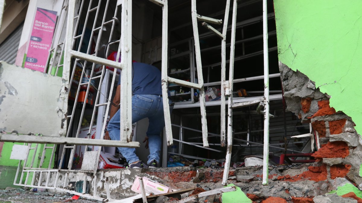 Afectación. Tras la explosión hubo daños en la puerta y en la mercadería.