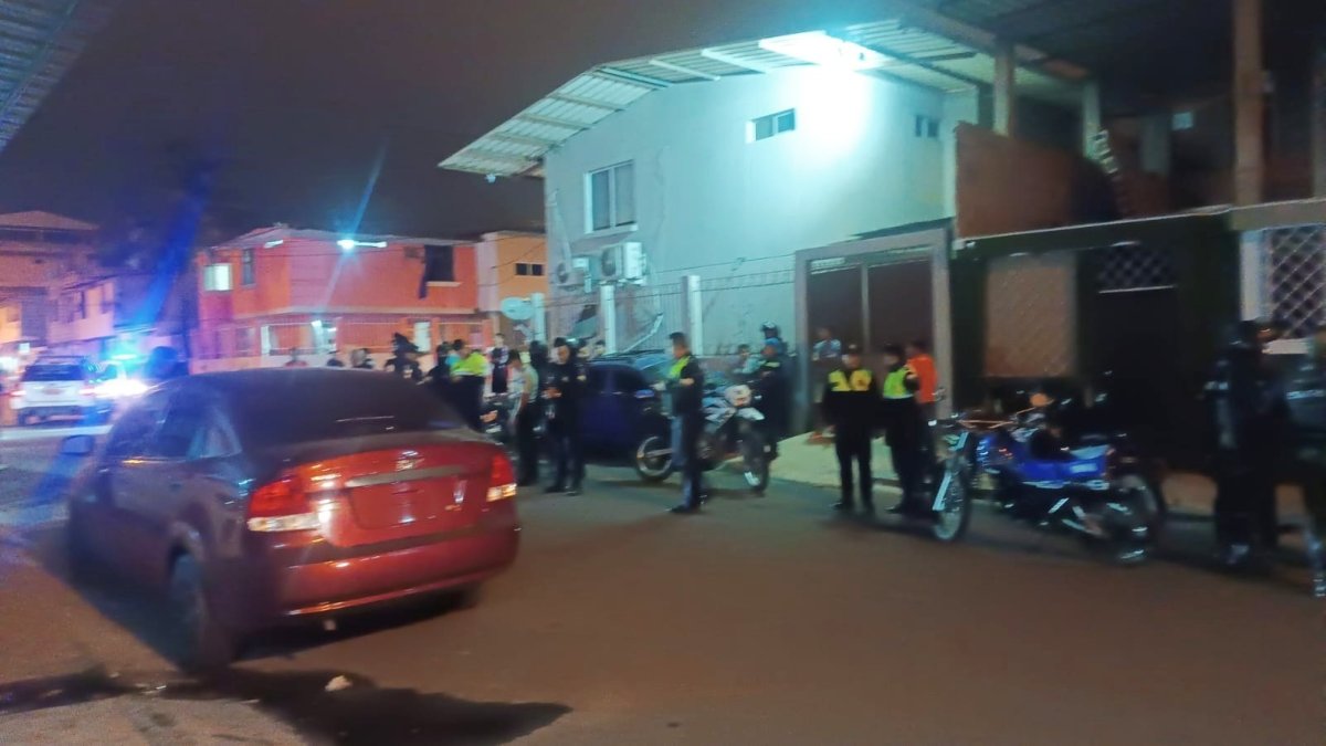 Manta. Las balas calibre 9 milímetros pasaron el parabrisas del carro.