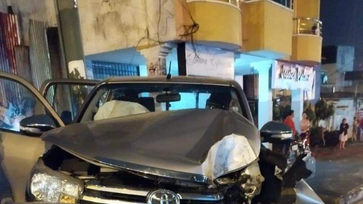 Quevedo. Así quedó el carro tras estrellarse contra un poste.