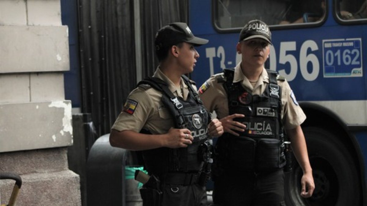 Los uniformados están en los exteriores de las paradas de la Metrovía realizando controles.