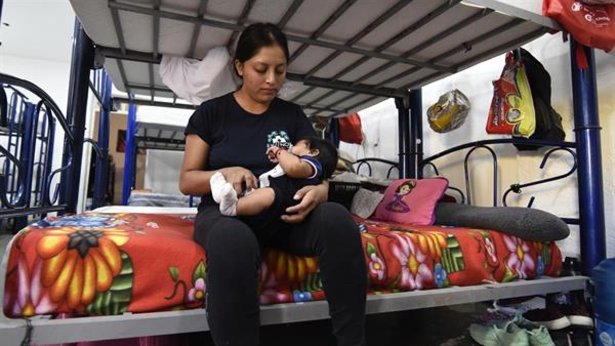 La migrante de origen guatemalteco, Erika Lobos permanece en el albergue 