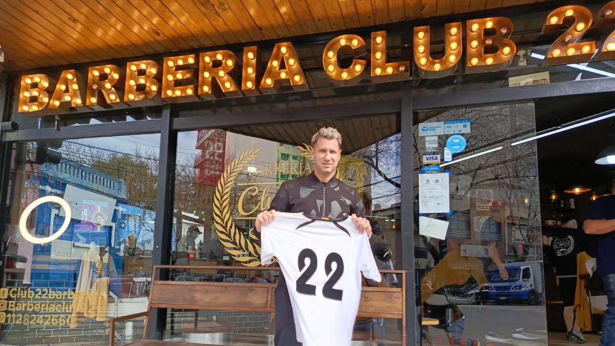 El exgolero Pablo Santillo cuenta con tres barberías en Buenos Aires, Argentina, las cuales están decoradas con las camisetas de los equipos en donde jugó.