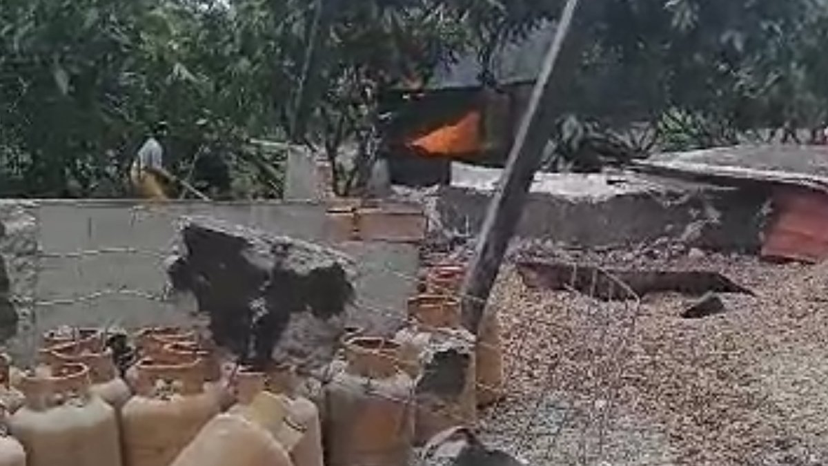 Varios tanques de gas se encontraron en el lugar.