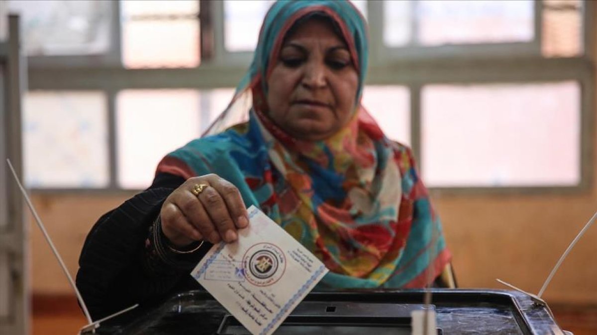 Una ciudadana egipcia ejerce su derecho al voto el segundo día de elecciones presidenciales en Egipto.