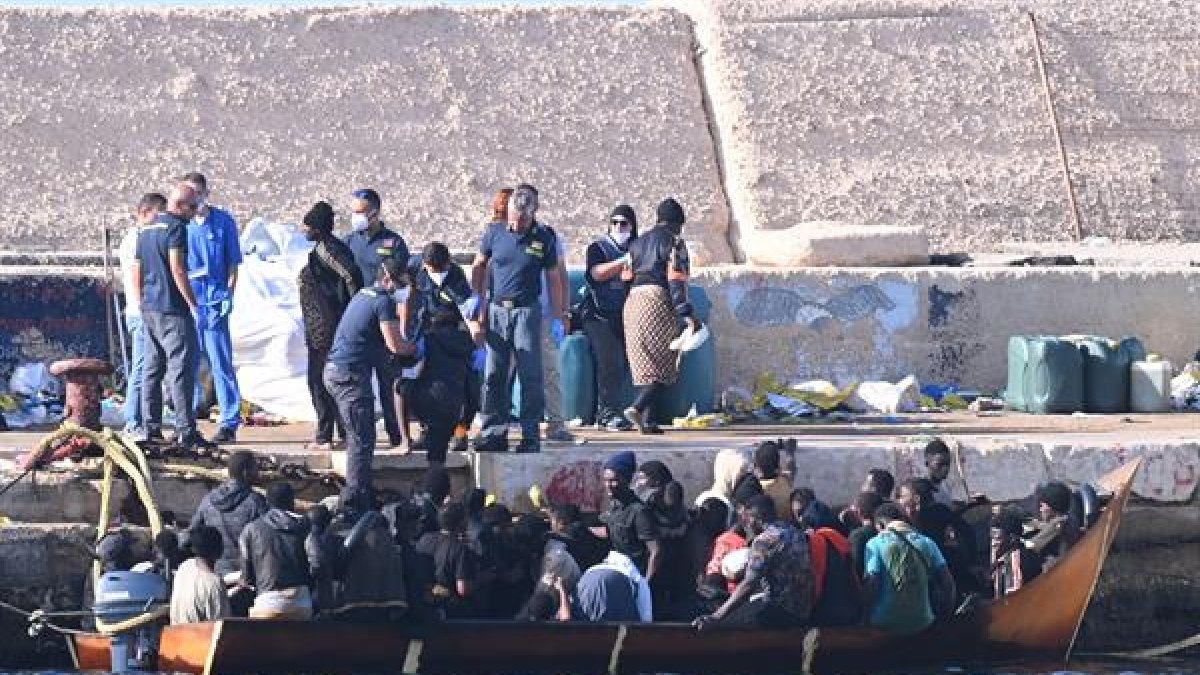 Nuevas oleadas de migrantes llegan a la isla italiana de Lampedusa, entre ellos una mujer que dió a luz en una barcaza y perdió a su bebe nada más nacer.