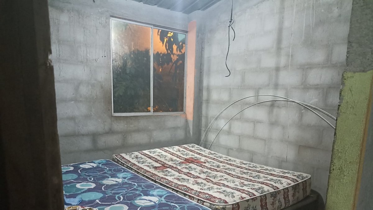 Con una mancha roja quedó el colchón en que descansaba la víctima.