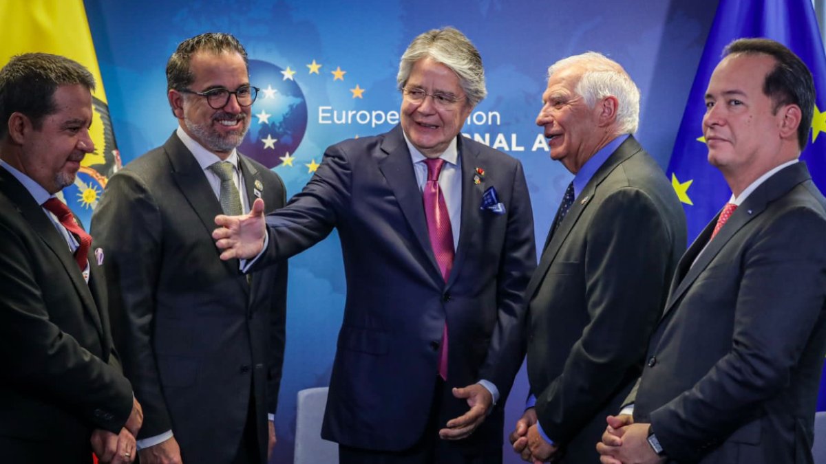 El presidente Guillermo Lasso y la delegación ecuatoriana junto al alto representante de la UE, Josep Borrell, el 17 de julio de 2023.