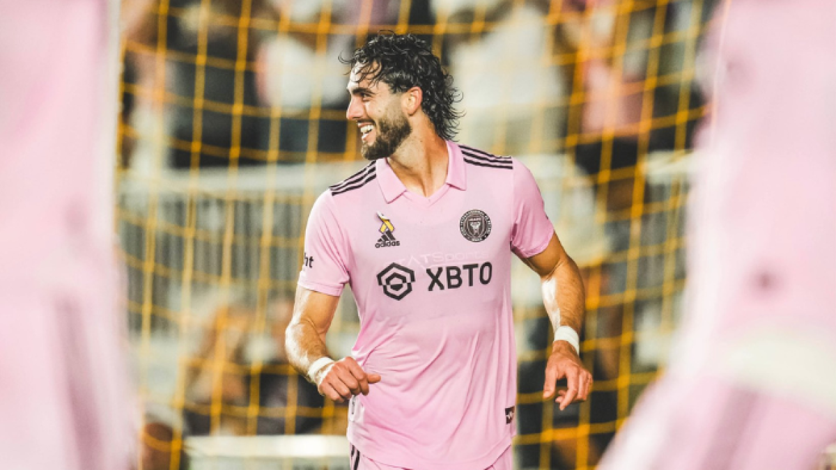 Campana, como 9 de área, encontró el balón, hizo un sobrerito al defensa y venció -con un remate.