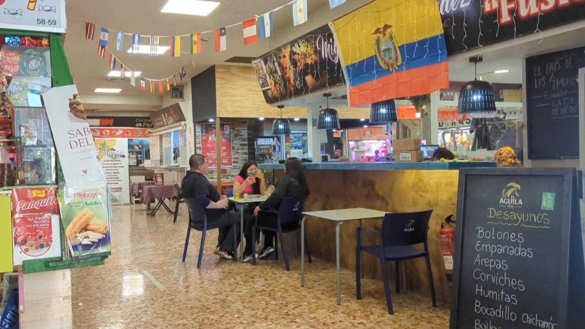 Escena. Los diversos negocios de comida no solo de ecuatorianos, sino de diversas partes de Latinoamérica, convergen en el Mercado de Mostenses, en el centro de Madrid.