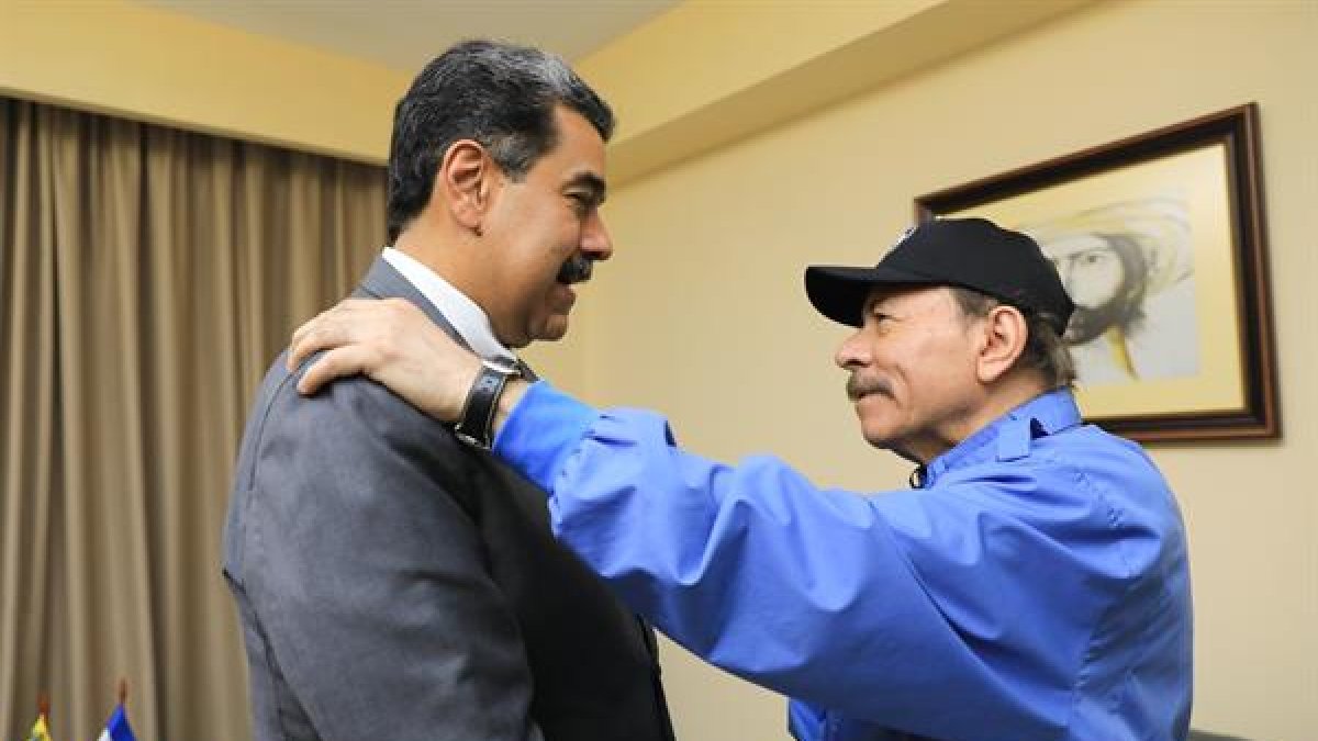 El presidente de Venezuela Nicolás Maduro (i) junto a el presidente de Nicaragua, Daniel Ortega, durante la Cumbre del G77 + China