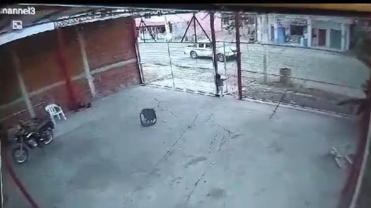 En imágenes de cámaras de seguridad se muestra cómo el menor salió solo del patio de su casa