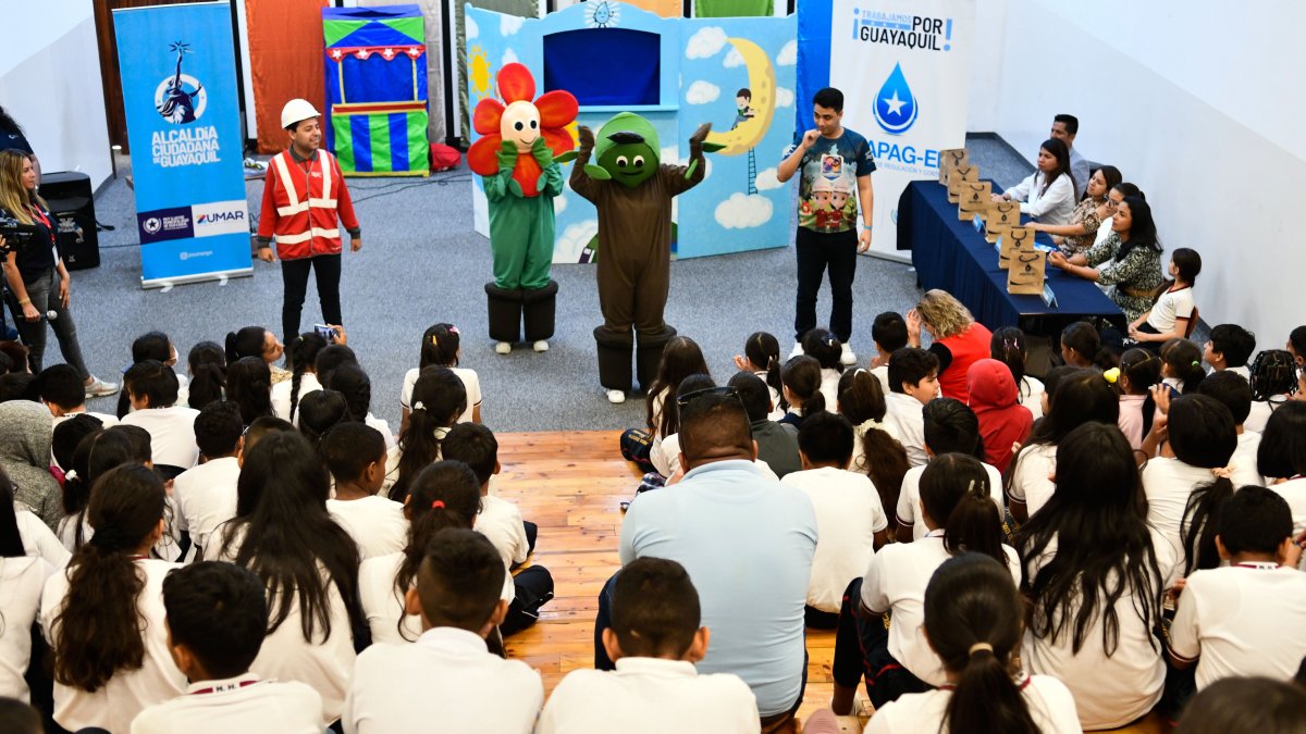 Los estudiantes escuchan las recomendaciones sobre el fenómeno EL NIÑO.