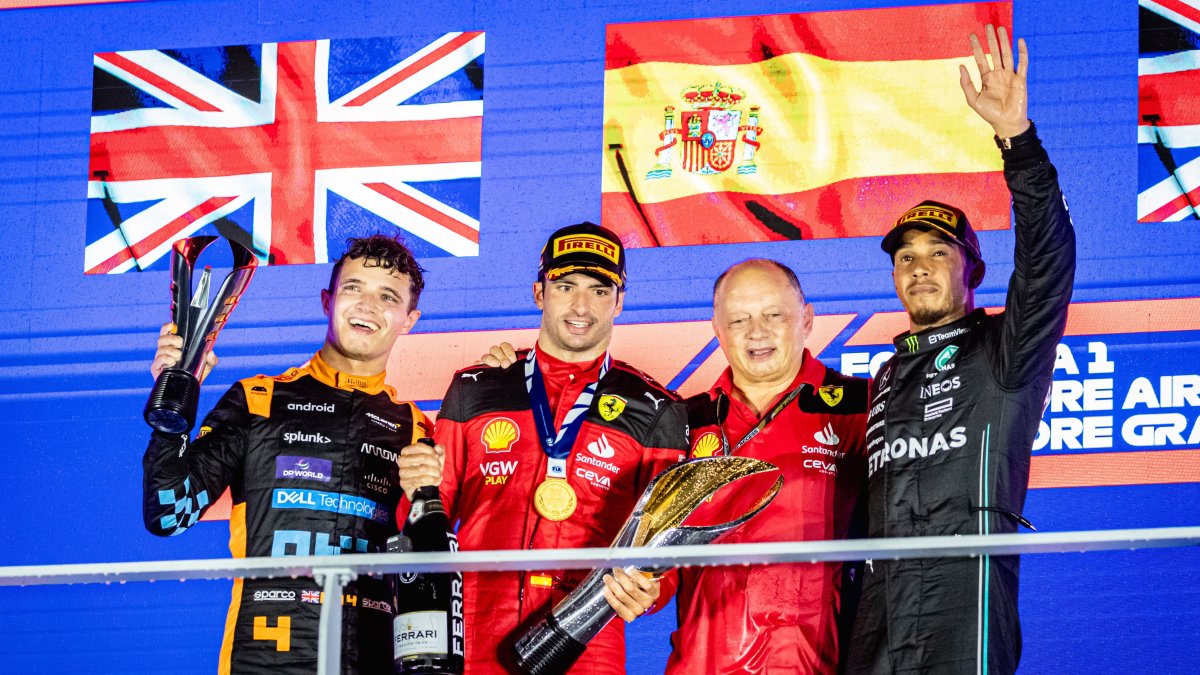 Carlos Sainz en el podio de ganadores del Gran Premio de Singapur