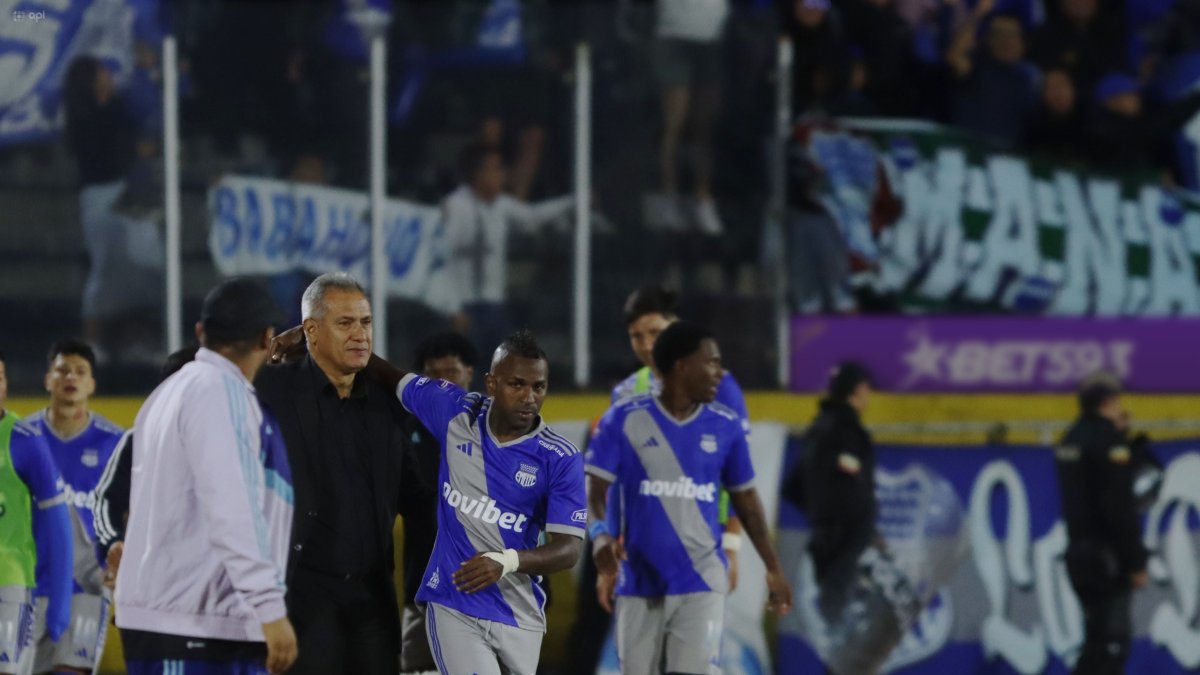 Miller Bolaños (d) le dedicó su gol al estratega de Emelec, Hernán Torres.