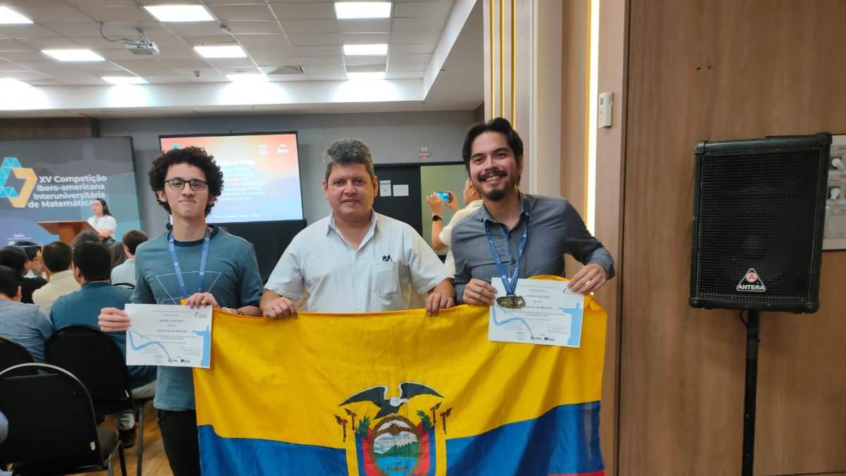 Los ganadores muestran con orgullo la bandera del Ecuador, luego de la competencia.