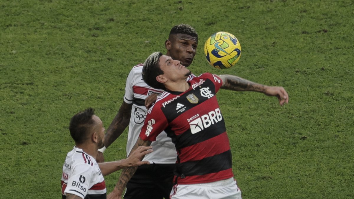 Arboleda disputando el balón con un jugador del Flamengo.