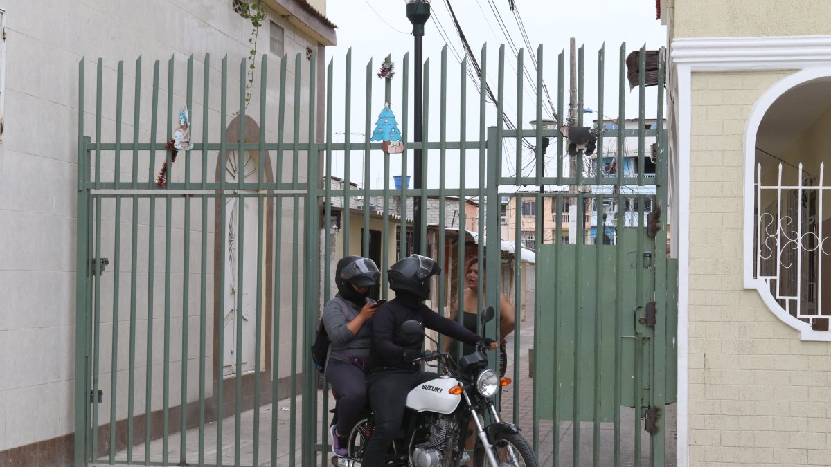 Las peatonales de la ciudadela la Floresta 1 están enrejadas.