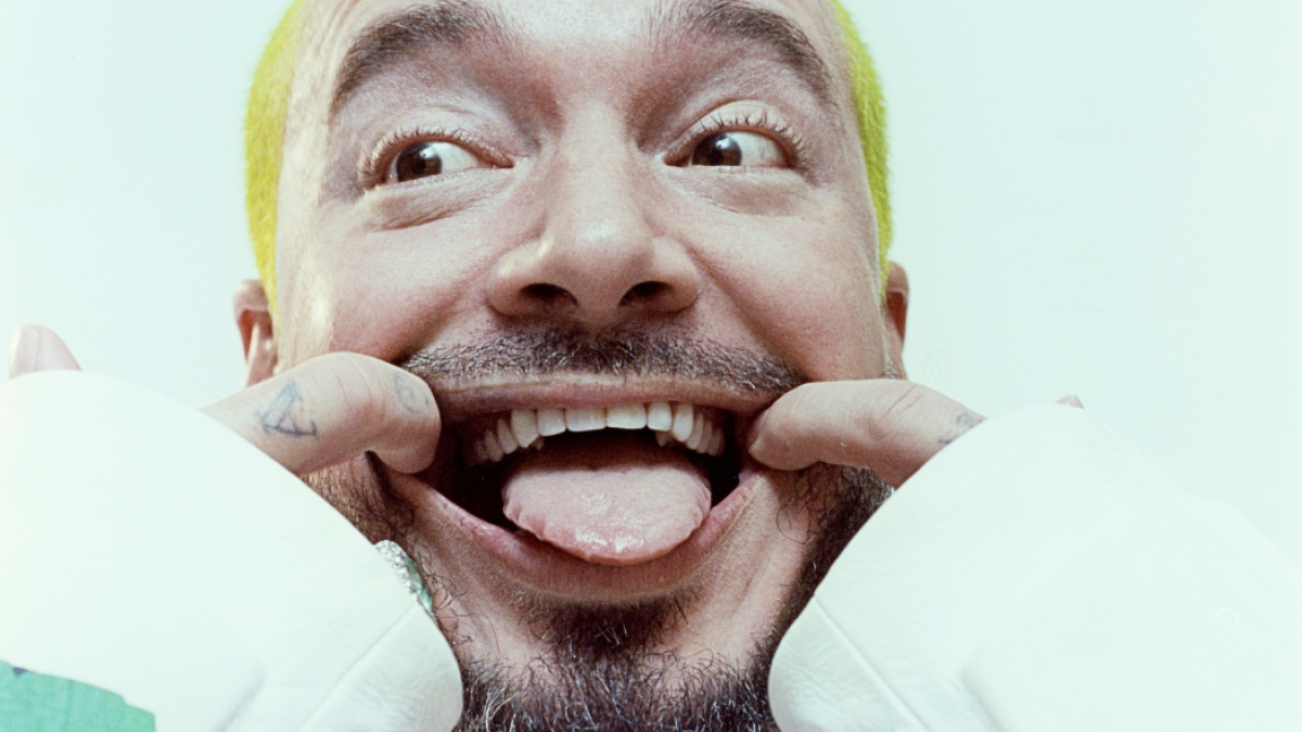 J Balvin tiene 38 años.