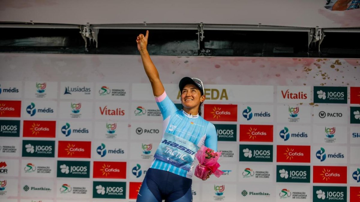 a tricolor con el maillot de líder de la montaña ayer al cierre de la Vuelta a Portugal.