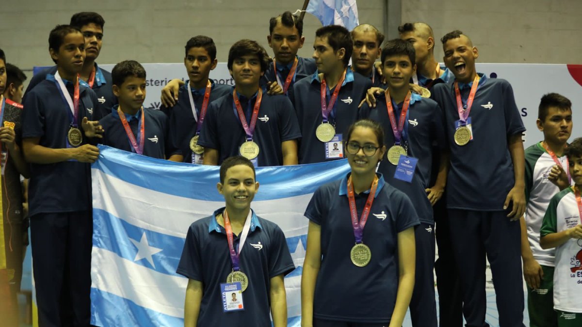 Los equipos albicelestes de damas y varones del voleibol sala.