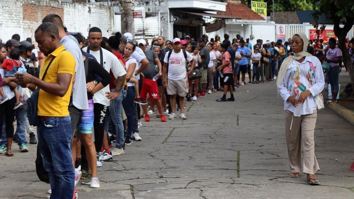 Migrantes por buscar asilo saturan frontera con Guatemala