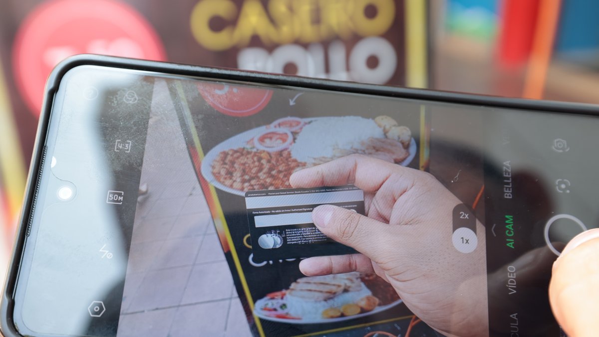 Robo. En esta imagen referencial se ve cómo en unos segundos se puede tomar la foto de una tarjeta de crédito.