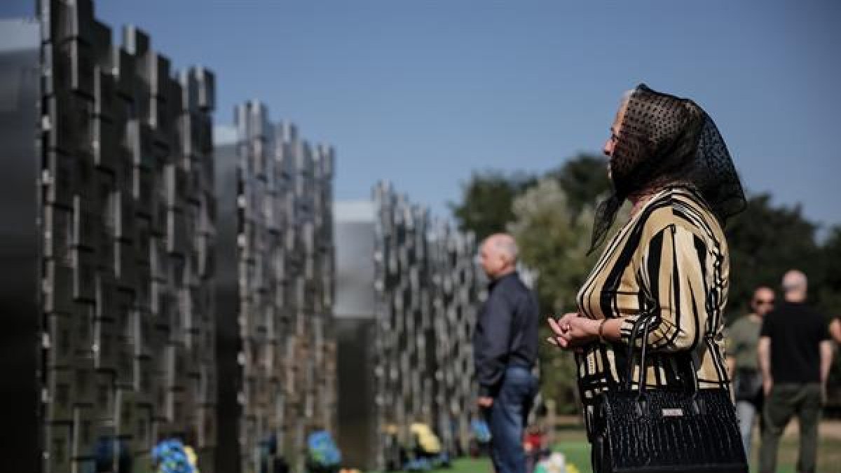 Visitantes del monumento para víctimas de crímenes de guerra