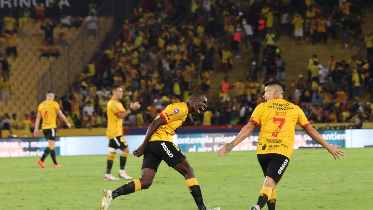 Janner Corozo celebra el tanto de la victoria parcial de Barcelona.