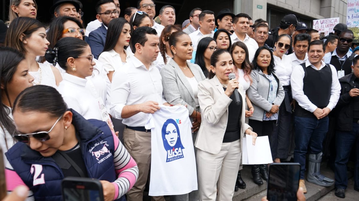 Luisa González junto a asambleístas electos en los exteriores de la Fiscalía