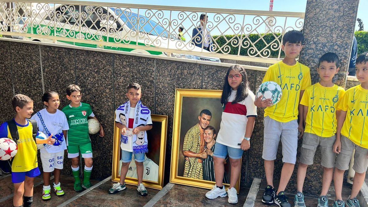 Decenas de niños iraníes esperaron en las afueras del hotel a Cristiano para hacerle llegar obsequios.
