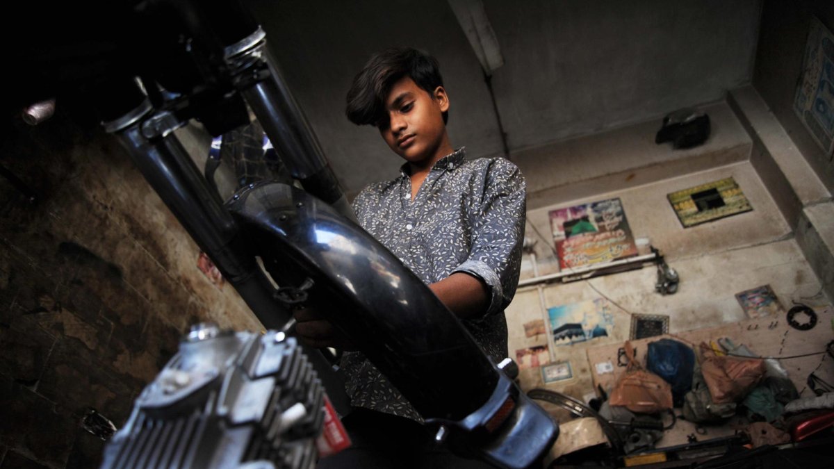 Un niño paquistaní dejó de asistir a la escuela para dedicarse a trabajar.