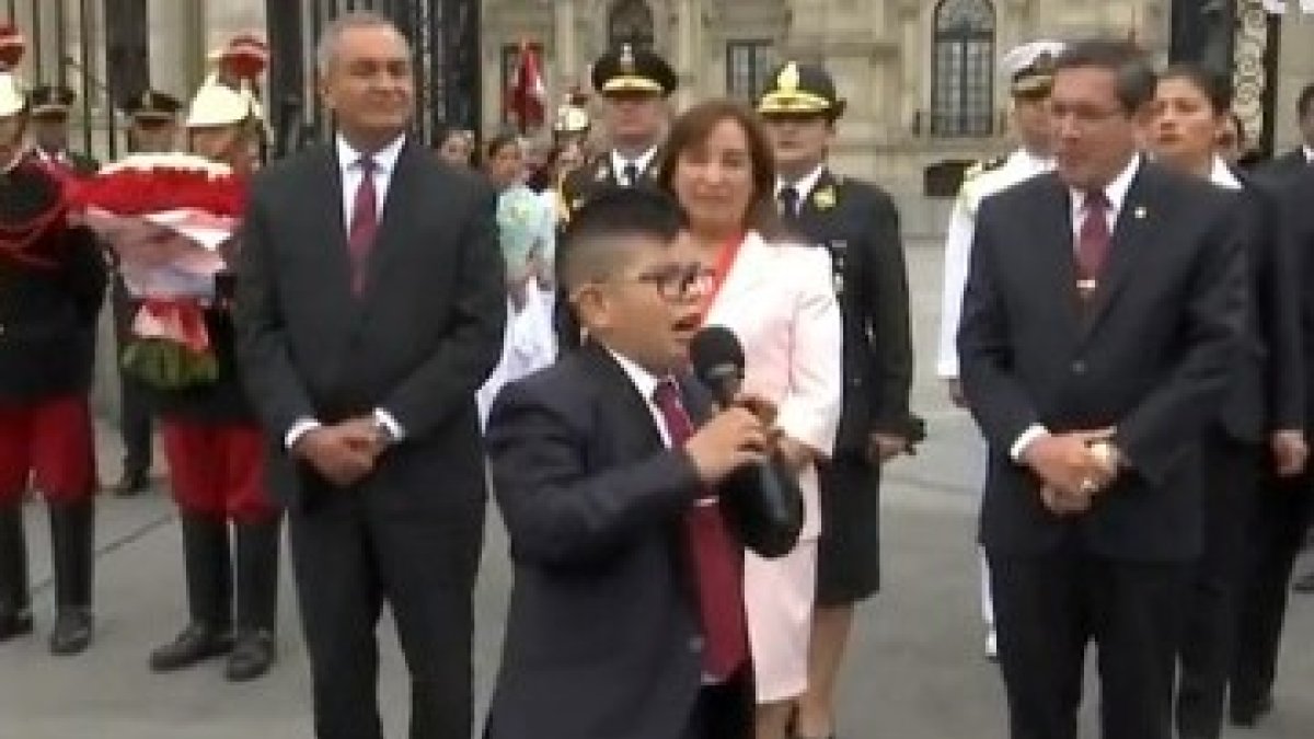 El video original muestra al niño recitando un poema frente a las autoridades en honor a la virgen