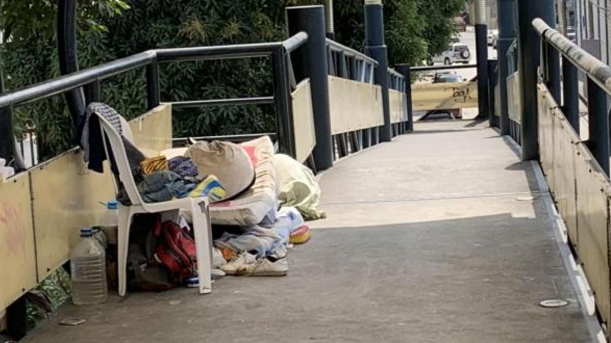 El puente peatonal de la Aviación Civil Oeste es usado como 'casa' por indigentes.