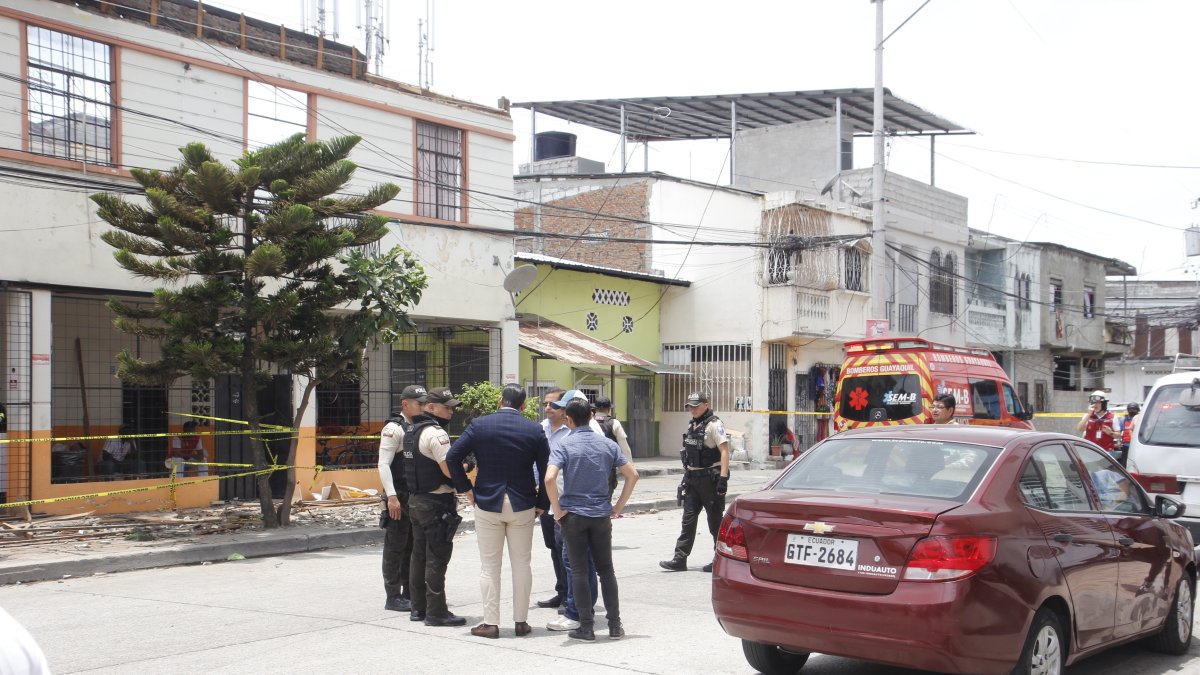 La Policía y otros organismos de socorro y autoridades acudieron al sitio para investigar el hecho.