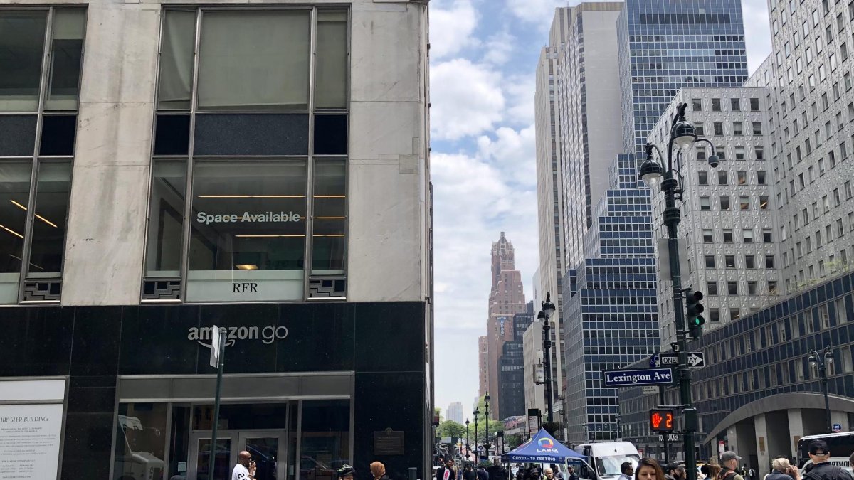 En la imagen de archivo, varias personas caminan en el centro de la ciudad de Nueva York (EE.UU.).