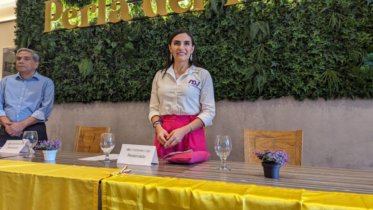 Su primer encuentro en su viaje a Europa fue con un grupo reducido de migrantes ecuatorianos en un restaurante