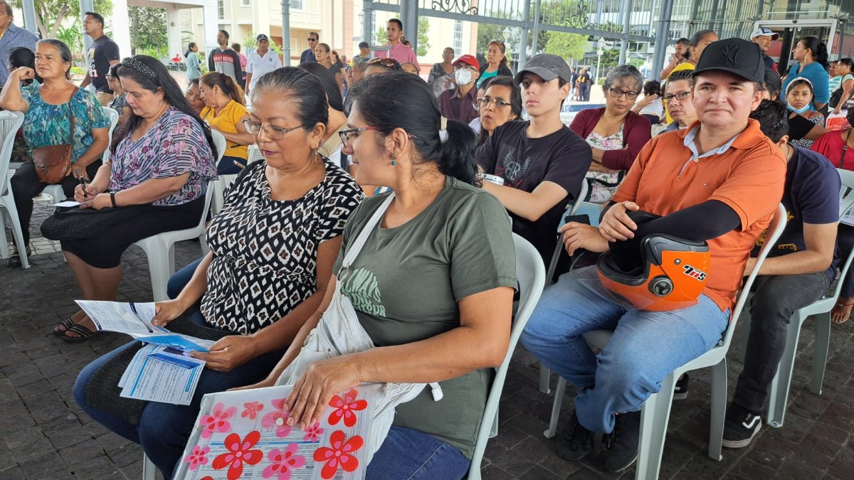 La semana pasada, en el Palacio de Cristal, se brindó información sobre el proceso de regularización a cientos de ciudadanos.