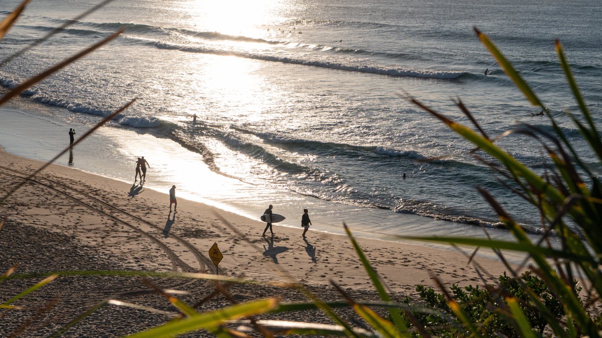 Pistas. Varios bañistas aparecen en una playa de Australia en medio de una ola de calor.